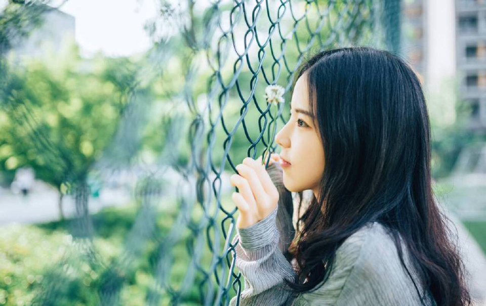 相信爱情，即使它给你带来悲哀也要相信爱情。